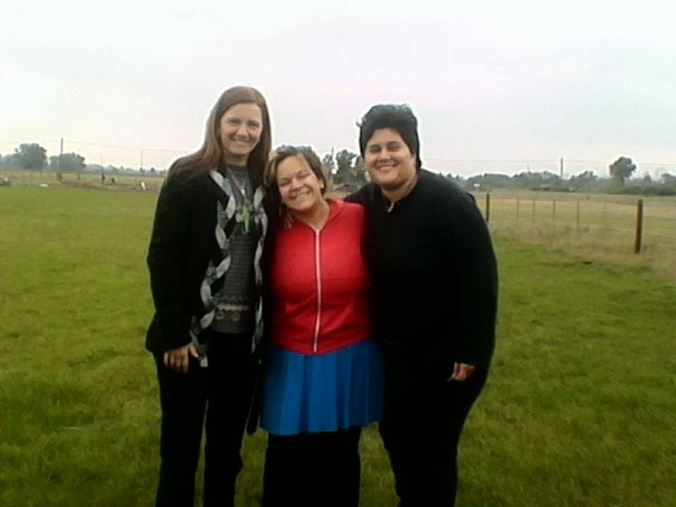 Tres integrantes del equipo posan juntas en el campo